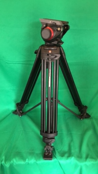 Manfrotto 504 HD Tripod head with legs, floor spreader in original carry bag. Pan handle missing. Please see lot 82 for pictures in fully extended position.
